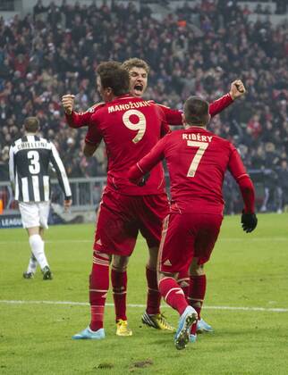 Bayern-Torjubel mit Mario MANDZUKIC, Torschützen Thomas MUELLER (MÜLLER) und Franck RIBERY, Bayern. Fussball, Championsleague, Saison 2012 2013, Viertelfinale, FC Bayern München - Juventus Turin, am 02.04.2013 in München A L L I A N Z A R E N A (München) Deutschland. Â