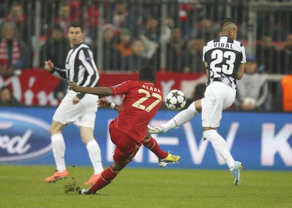David ALABA ( Bayern 27 ) schiesst das Tor zum 1-0 ,Aktion, Einzelbild, Torschuss FC BAYERN München - JUVENTUS TURIN ( - ) Fussball UEFA Champions League, Viertelfinale Hinspiel, München, 02.04.2013 CL Saison 2012 2013, FCB, München, JUVE
