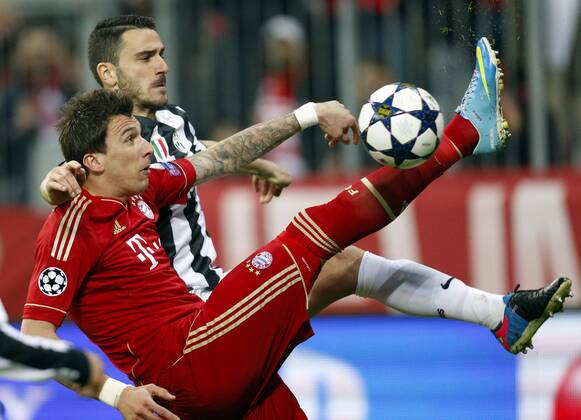 Leonardo BONUCCI (JUVE 19) im Zweikampf , Aktion um den Ball gegen Mario MANDZUKIC, FCB Nr.9, Aktion, Zweikampf, Spielszene, Tackling, Ball FC BAYERN München - JUVENTUS TURIN ( - ) Fussball UEFA Champions League, Viertelfinale Hinspiel, München, 02.04.2013 CL Saison 2012 2013, FCB, München, JUVE