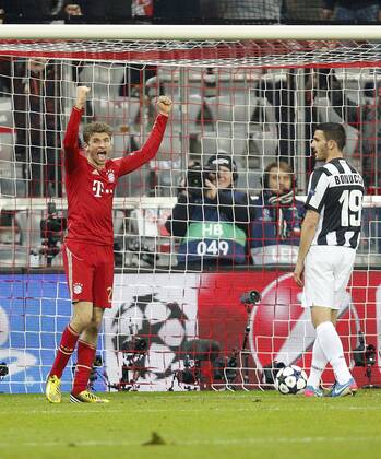 Thomas Müller, Mueller (Bayern 25) schießt das Tor zum 2:0 FC BAYERN München - JUVENTUS TURIN ( - ) Fussball UEFA Champions League, Viertelfinale Hinspiel, München, 02.04.2013 CL Saison 2012 2013, FCB, München, JUVE