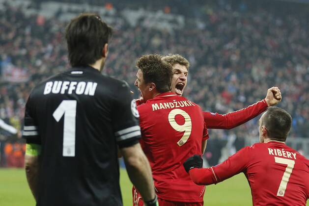 Thomas Müller Mueller (Bayern 25) jubelt nach dem Tor zum 2-0 mit Frank Ribery (Bayern 7), Mario MANDZUKIC, FCB Nr.9, Gianluigi BUFFON (JUVE Torwart 1) Emotionen, enttäuscht, Enttäuschung, Frust, frustriert, Trauer ,traurig, verzweifelt, Verzweiflung FC BAYERN München - JUVENTUS TURIN ( - ) Fussball UEFA Champions League, Viertelfinale Hinspiel, München, 02.04.2013 CL Saison 2012 2013, FCB, München, JUVE
