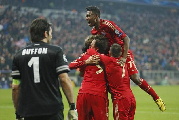 Thomas Müller Mueller (Bayern 25) jubelt nach dem Tor zum 2-0 mit David ALABA ( Bayern 27 ), Frank Ribery (Bayern 7), Mario MANDZUKIC, FCB Nr.9, Gianluigi BUFFON (JUVE Torwart 1) Emotionen, enttäuscht, Enttäuschung, Frust, frustriert, Trauer ,traurig, verzweifelt, Verzweiflung FC BAYERN München - JUVENTUS TURIN ( - ) Fussball UEFA Champions League, Viertelfinale Hinspiel, München, 02.04.2013 CL Saison 2012 2013, FCB, München, JUVE