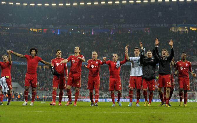 02.04.2013, Fussball Champions League Viertelfinale Hinspiel: FC Bayern München - Juventus Turin, in der Münchner Allianz-Arena. Schlussjubel der Bayern mit der Laola-Welle.