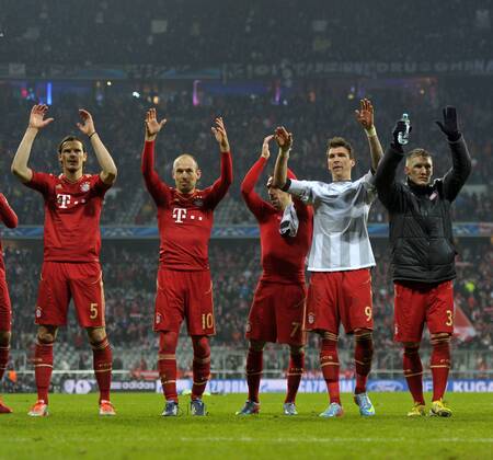 02.04.2013, Fussball Champions League Viertelfinale Hinspiel: FC Bayern München - Juventus Turin, in der Münchner Allianz-Arena. Schlussjubel der Bayern mit der Laola-Welle. v.li: Daniel van Buyten (München), Arjen Robben (Bayern München), Franck Ribery (München), Mario Mandzukic (Bayern München), Bastian Schweinsteiger (München).