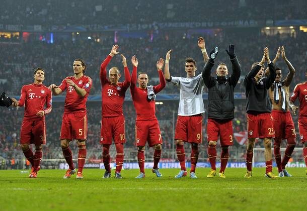 02.04.2013, Fussball Champions League Viertelfinale Hinspiel: FC Bayern München - Juventus Turin, in der Münchner Allianz-Arena. Schlussjubel der Bayern mit der Laola-Welle.