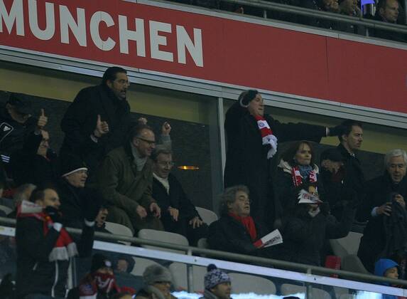 02.04.2013, Fussball Champions League Viertelfinale Hinspiel: FC Bayern München - Juventus Turin, in der Münchner Allianz-Arena. Zum Schluss jubelt Präsident Uli Hoeneß (München)