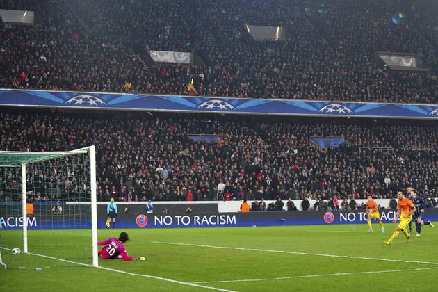 Salvatore Sirigu (Paris) vs Xavi Hernandez (Barca) - but penalty FOOTBALL : PSG vs FC Barcelone - Quart de Finale Aller champions league - 02 04 2013 JBAutissier Panoramic 