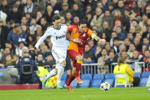 03.04.2013, UEFA Champions League, Real Madrid - Galatasaray Istanbul, v.l. Mesut Özil (Real Madrid) Selcuk Inan (Galatasaray)