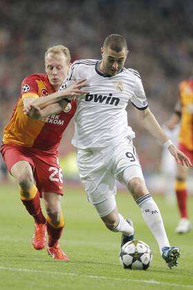 Real Madrid s Karim Benzema against Galatasaray s Semih Kaya during UEFA Champions League match. April 03, 2013.  (1581013)