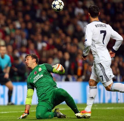 UEFA Champions League Quarter Final first leg match between Real Madrid and Galatasaray at Estadio Santiago Bernabeu on April 3, 2013 in Madrid, Spain. Pictured: Goalkeeper Fernando Muslera of Galatasaray and Cristiano Ronaldo of Real Madrid. 