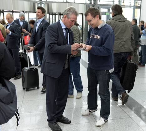 09.04.2013, Fussball Champions League Viertelfinale Rückspiel: FC Bayern München - Juventus Turin, Abflug der Mannschaft des FC Bayern am Flughafen München, Trainer Jupp Heynckes (li, Bayern München) gbt Autogramme.