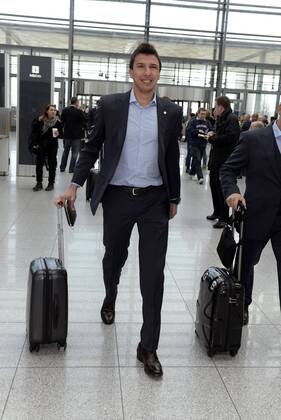 09.04.2013, Fussball Champions League Viertelfinale Rückspiel: FC Bayern München - Juventus Turin, Abflug der Mannschaft des FC Bayern am Flughafen München, Mario Mandzukic (Bayern München) kommt gut gelaunt zum Gate.