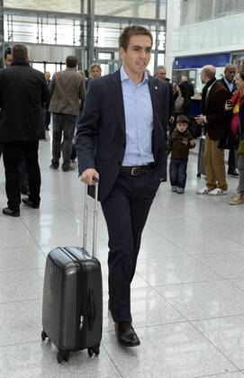 09.04.2013, Fussball Champions League Viertelfinale Rückspiel: FC Bayern München - Juventus Turin, Abflug der Mannschaft des FC Bayern am Flughafen München, Philipp Lahm (Bayern München) kommt gut gelaunt zum Gate.
