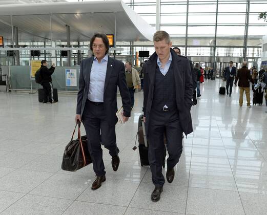 09.04.2013, Fussball Champions League Viertelfinale Rückspiel: FC Bayern München - Juventus Turin, Abflug der Mannschaft des FC Bayern am Flughafen München, v.li: Mannschaftsarzt Dr. med. Hans-Wilhelm Müller-Wohlfahrt (Bayern München) und Bastian Schweinsteiger (München).