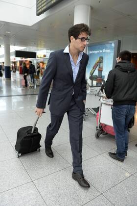 09.04.2013, Fussball Champions League Viertelfinale Rückspiel: FC Bayern München - Juventus Turin, Abflug der Mannschaft des FC Bayern am Flughafen München, Javi Martinez (FC Bayern) mit Brille und Rollkoffer.