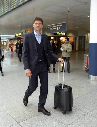 09.04.2013, Fussball Champions League Viertelfinale Rückspiel: FC Bayern München - Juventus Turin, Abflug der Mannschaft des FC Bayern am Flughafen München, Thomas Müller (Bayern München) mit seinem Rollkoffer im Check-In Gebäude.