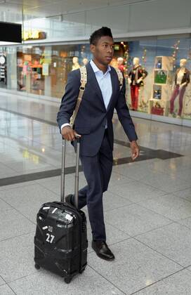 09.04.2013, Fussball Champions League Viertelfinale Rückspiel: FC Bayern München - Juventus Turin, Abflug der Mannschaft des FC Bayern am Flughafen München, David Alaba (Bayern) kommt mit seinem Trolley zum Check-In-Schalter.