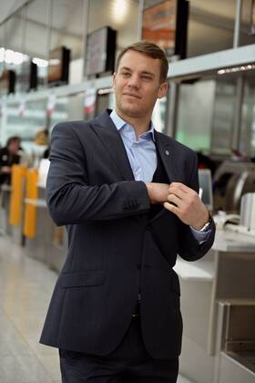 09.04.2013, Fussball Champions League Viertelfinale Rückspiel: FC Bayern München - Juventus Turin, Abflug der Mannschaft des FC Bayern am Flughafen München, Torwart Manuel Neuer (Bayern) gut gelaunt beim Check-In-Schalter.