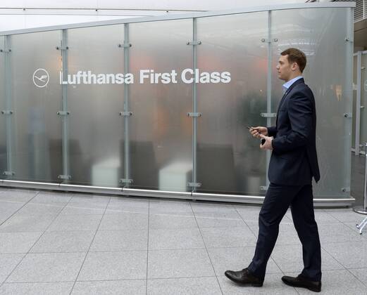 09.04.2013, Fussball Champions League Viertelfinale Rückspiel: FC Bayern München - Juventus Turin, Abflug der Mannschaft des FC Bayern am Flughafen München, Torwart Manuel Neuer (Bayern) betritt den First-Class Bereich von Lufthansa.