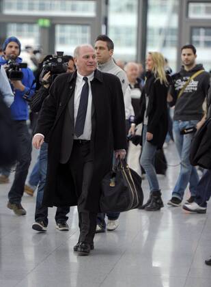 09.04.2013, Fussball Champions League Viertelfinale Rückspiel: FC Bayern München - Juventus Turin, Abflug der Mannschaft des FC Bayern am Flughafen München, Präsident Uli Hoeneß (München, Höness, Höneß, Hoeness, Hoeneß) geht zum Gate.