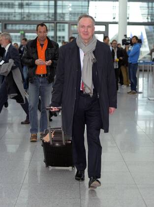 09.04.2013, Fussball Champions League Viertelfinale Rückspiel: FC Bayern München - Juventus Turin, Abflug der Mannschaft des FC Bayern am Flughafen München, Vorstandsvorsitzender Karl-Heinz Rummenigge (München) geht zum Gate.