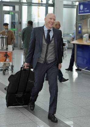 09.04.2013, Fussball Champions League Viertelfinale Rückspiel: FC Bayern München - Juventus Turin, Abflug der Mannschaft des FC Bayern am Flughafen München, Sportdirektor Matthias Sammer (Bayern München) kommt gut gelaunt zum Checkin-Schalter.
