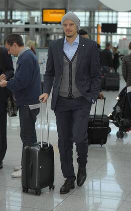 09.04.2013, Fussball Champions League Viertelfinale Rückspiel: FC Bayern München - Juventus Turin, Abflug der Mannschaft des FC Bayern am Flughafen München, Daniel van Buyten (Bayern München).