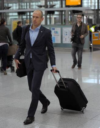 09.04.2013, Fussball Champions League Viertelfinale Rückspiel: FC Bayern München - Juventus Turin, Abflug der Mannschaft des FC Bayern am Flughafen München, Arjen Robben (Bayern München) mit seinem Rollkoffer.