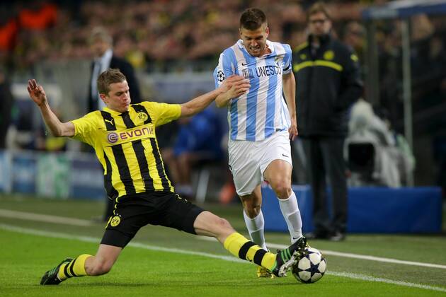 Sven BENDER (Borussia Dortmund - BVB - 6) - Ignacio CAMACHO, Ignacio CAMACHO BARNOLA (FC Malaga - 6) im Duell EP_Schmit