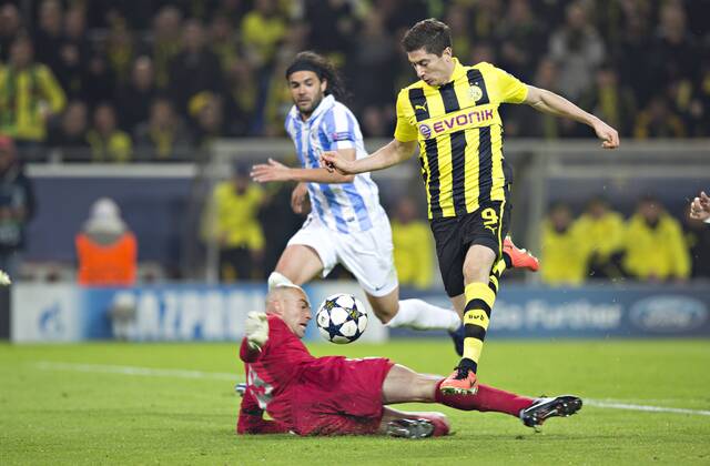 Dortmund, 09.04.2013, Signal-Iduna-Park Tor zum 1:1 von Robert Lewandowski (BvB) gegen Torwart Eilly (Malaga) Borussia Dortmund - FC Malaga