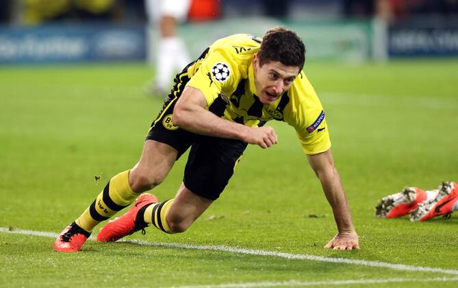 Dortmund Fußball Champions League Viertelfinale Borussia Dortmund vs. Malaga CF, Robert Lewandowski (BVB) jubelt über sein Tor zum 1:1