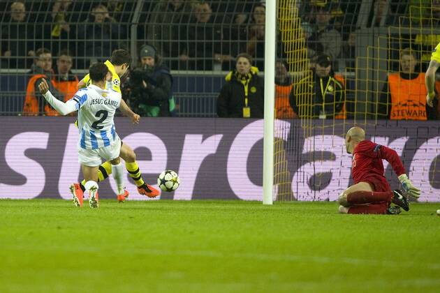 Robert LEWANDOWSKI (li., DO) schiesst das Tor zum 1:1 Ausgleich für Borussia Dortmund, Aktion, Fussball Champions League, Viertelfinale, Borussia Dortmund (DO) - FC Malaga (Malaga), am 09.04.2013 in Dortmund Deutschland