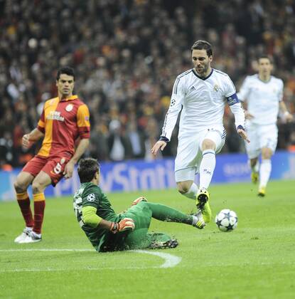 UEFA Champions League Quarter Final second leg match between Galatasaray and Real Madrid at Turk Telekom Arena Stadium on April 9, 2013 in Istanbul, Turkey. Pictured: Gonzalo Higuain of Real Madrid and Goalkeeper Fernando Muslera of Galatasaray. 