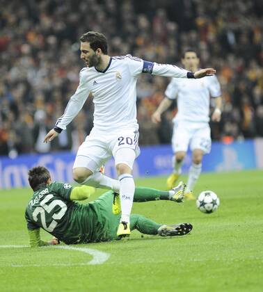 UEFA Champions League Quarter Final second leg match between Galatasaray and Real Madrid at Turk Telekom Arena Stadium on April 9, 2013 in Istanbul, Turkey. Pictured: Gonzalo Higuain of Real Madrid and Goalkeeper Fernando Muslera of Galatasaray. 