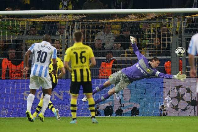 Roman WEIDENFELLER (Torwart, Torhüter Borussia Dortmund - BVB - 1) rettet mit einer Glanzparade EP_Schmit