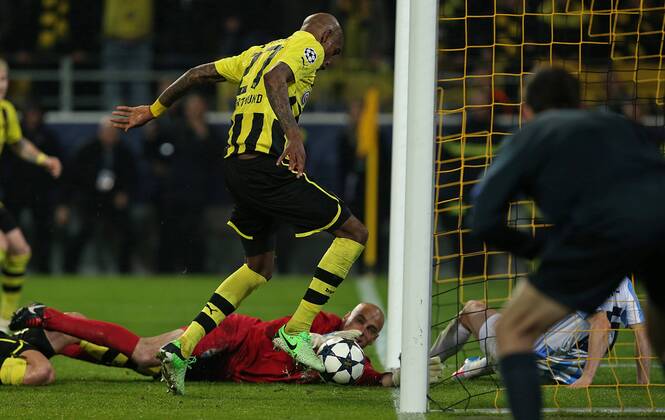 09.04.2013, Fussball Champions League Viertelfinale Rückspiel: Borussia Dortmund - FC Malaga, im Signal-Iduna-Park-Stadion Dortmund. Tor zum 3:2 , v.l. Torschütze Felipe Santana (Dortmund) gegen Torwart Willy Caballero (FC Malaga)
