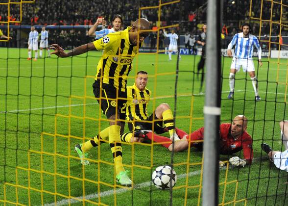 09-04-2013, Fussball, Saison 2012-2013, UEFA Champions League, Viertelfinale, Rückspiel, Borussia Dortmund - FC Malaga, Felipe Santana (Borussia Dortmund), li., erzielt das 3-2 Siegtor. Torhüter Willy Caballero (FC Malaga) ist geschlagen