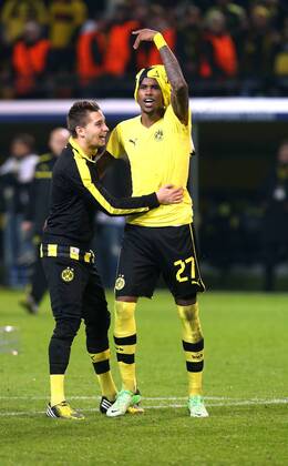 Dortmund Fußball Champions League Viertelfinale Borussia Dortmund vs. Malaga CF, rechts Siegtorschütze Felipe Santana (BvB) freut sich mit Moritz Leitner