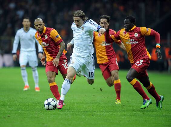 ISTANBUL, April 09, 2013 - Real Madrid s Luka Modric (C) breaks through during the UEFA Champions League quarter final second leg soccer match between Galatasaray and Real Madrid in Istanbul, Turkey, April 9, 2013. Real Madrid lost 2-3 but entered the semifinal with a total result 5-3.(Xinhua Ma Yan) TURKEY-ISTANBUL-SOCCER-UEFA 