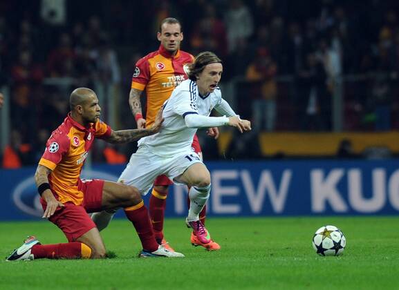 ISTANBUL, April 09, 2013 - Real Madrid s Luka Modric (R) breaks through during the UEFA Champions League quarter final second leg soccer match between Galatasaray and Real Madrid in Istanbul, Turkey, April 9, 2013. Real Madrid lost 2-3 but entered the semifinal with a total result 5-3.(Xinhua Ma Yan) TURKEY-ISTANBUL-SOCCER-UEFA 