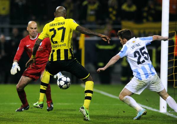 Fussball, UEFA Champions League, Herren, Saison 2012 2013, Matchday 10, Viertelfinal-Rückspiel, Signal Iduna Park Dortmund, Bor. Dortmund, BVB (gelb) - FC Malaga (weiss) 3:2; Felipe Santana (BVB) erzielt das alles entscheidende Tor zum 3:2 in der Nachspielszeit, daneben Willy (Malaga) und Antunes (re., Malaga), Aktion.