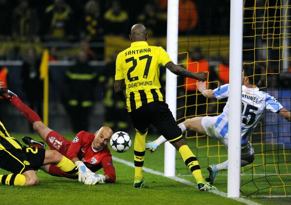 Fussball, UEFA Champions League, Herren, Saison 2012 2013, Matchday 10, Viertelfinal-Rückspiel, Signal Iduna Park Dortmund, Bor. Dortmund, BVB (gelb) - FC Malaga (weiss) 3:2; Felipe Santana (BVB) erzielt das alles entscheidende Tor zum 3:2 in der Nachspielszeit, daneben Willy (Malaga) und Antunes (re., Malaga), Aktion.