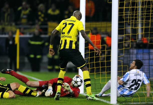 Fussball, UEFA Champions League, Herren, Saison 2012 2013, Matchday 10, Viertelfinal-Rückspiel, Signal Iduna Park Dortmund, Bor. Dortmund, BVB (gelb) - FC Malaga (weiss) 3:2; Felipe Santana (BVB) erzielt das alles entscheidende Tor zum 3:2 in der Nachspielszeit, daneben Willy (Malaga) und Antunes (re., Malaga), Aktion.