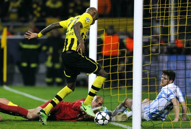 Fussball, UEFA Champions League, Herren, Saison 2012 2013, Matchday 10, Viertelfinal-Rückspiel, Signal Iduna Park Dortmund, Bor. Dortmund, BVB (gelb) - FC Malaga (weiss) 3:2; Felipe Santana (BVB) erzielt das alles entscheidende Tor zum 3:2 in der Nachspielszeit, daneben Willy (Malaga) und Antunes (re., Malaga), Aktion.