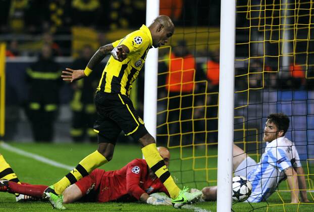 Fussball, UEFA Champions League, Herren, Saison 2012 2013, Matchday 10, Viertelfinal-Rückspiel, Signal Iduna Park Dortmund, Bor. Dortmund, BVB (gelb) - FC Malaga (weiss) 3:2; Felipe Santana (BVB) erzielt das alles entscheidende Tor zum 3:2 in der Nachspielszeit, daneben Willy (Malaga) und Antunes (re., Malaga), Aktion.