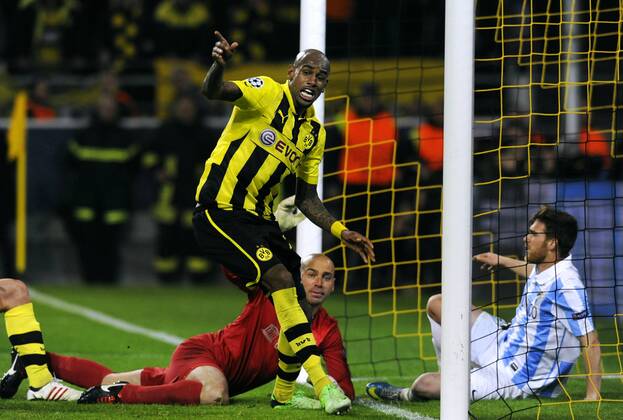 Fussball, UEFA Champions League, Herren, Saison 2012 2013, Matchday 10, Viertelfinal-Rückspiel, Signal Iduna Park Dortmund, Bor. Dortmund, BVB (gelb) - FC Malaga (weiss) 3:2; Felipe Santana (BVB) erzielt das alles entscheidende Tor zum 3:2 in der Nachspielszeit, daneben Willy (Malaga) und Antunes (re., Malaga), Aktion.