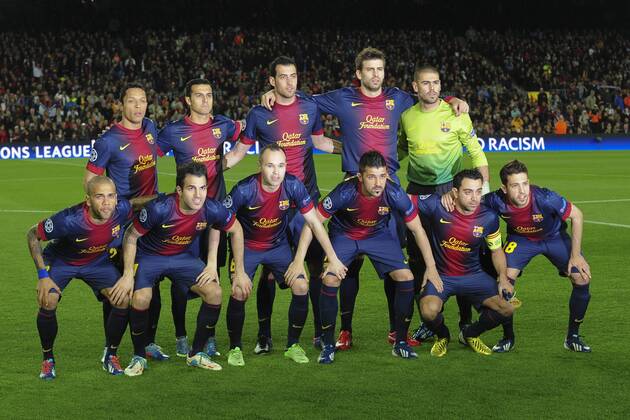 Mannschaftsbild FC Barcelona, hi.v.li.: Adriano, Pedro Rodriguez, Sergio Busquets, Gerard Pique, Victor Valdes; vorn: Dani Alves. Cesc Fabregas, Andres Iniesta, David Villa, Xavi Hernandez, Jordi Alba - 10 04 2013 JBAutissier Panoramic 