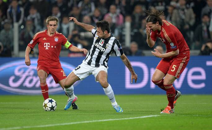 FUSSBALL CHAMPIONS LEAGUE VIERTELFINALE RÜCKSPIEL 2012 2013 Juventus Turin - FC Bayern München 10.04.2013 Mirko Vucinic (Mitte, Juventus Turin) gegen Philipp Lahm (li) und Daniel van Buyten (re, beide FC Bayern München) 