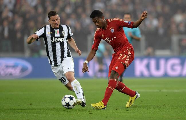 FUSSBALL CHAMPIONS LEAGUE VIERTELFINALE RÜCKSPIEL 2012 2013 Juventus Turin - FC Bayern München 10.04.2013 Simone Padoin (li, Juventus Turin) gegen David Alaba (re, FC Bayern München) 