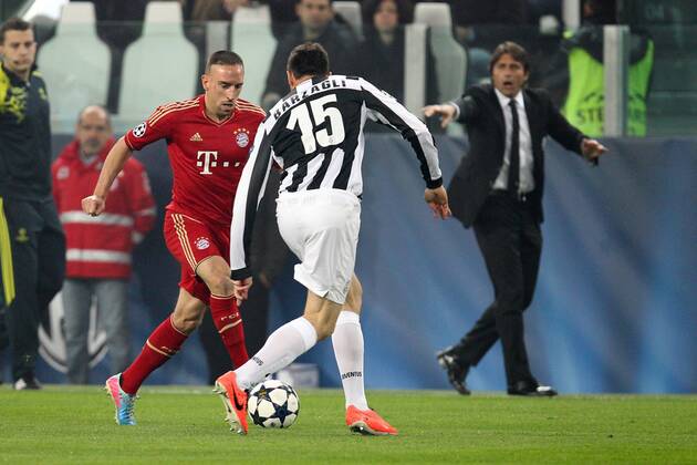 Zweikampf zwischen links Franck RIBERY 7 (FC Bayern Muenchen) und Andrea BARZAGLI 15 (Juventus Turin) EP_CKT